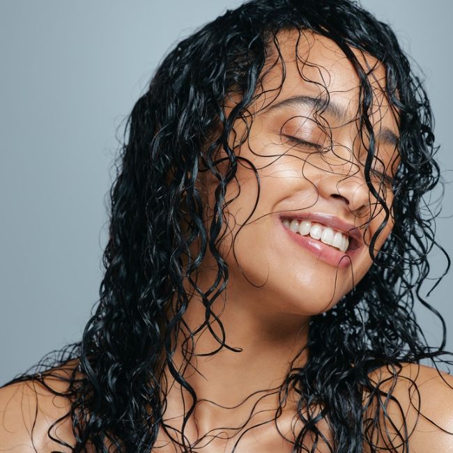 Os perigos de dormir com o cabelo molhado: o que você precisa saber