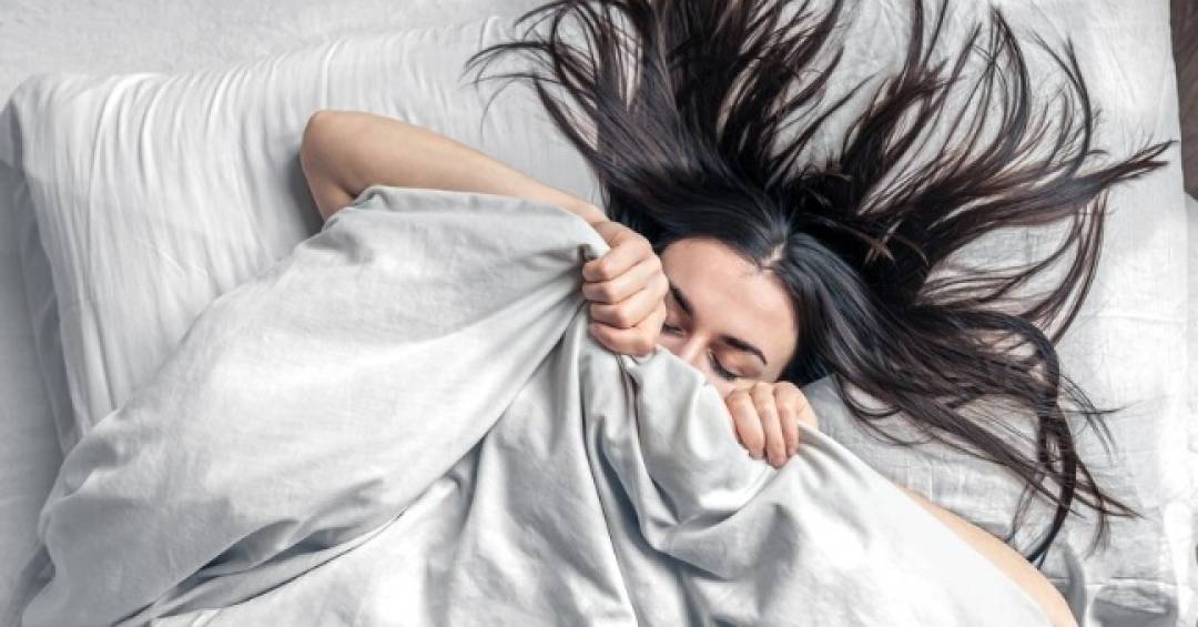 dormir com cabelo molhado