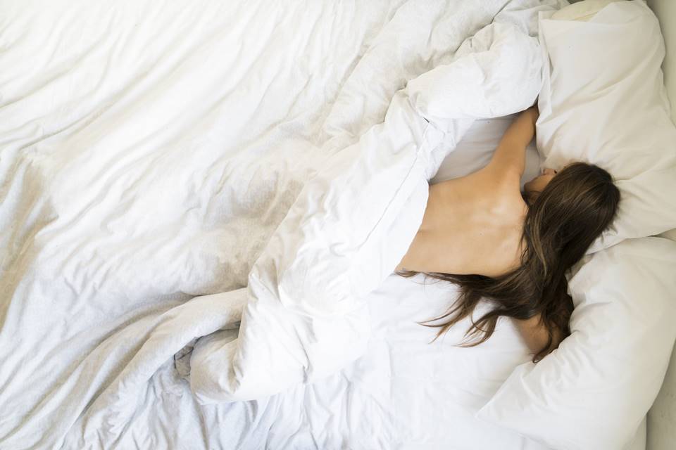 5 Mitos e Verdades Sobre Dormir Sem Roupa; Como a Temperatura Corporal Afeta Seu Sono; Benefícios da Ocitocina para Relacionamentos; A Importância da Higiene do Sono para a Saúde; Dormir Pelada: Um Guia Completo para Iniciantes
