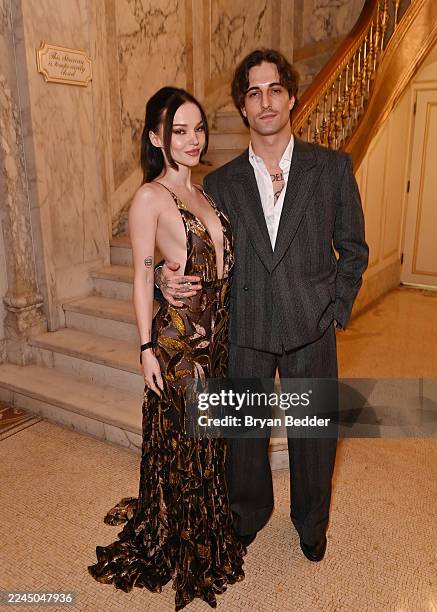 A Ascensão de Dove Cameron: De Estrela Disney a Ícone Pop; Noivado e Vida Pessoal: O Romance de Dove Cameron e Damiano David; Além da Disney: Os Novos Projetos de Atuação de Dove Cameron; Dove Cameron na Música: O Sucesso de 'Alchemical' e Singles Marcantes; Estilo e Identidade: A Evolução de Moda e a Bissexualidade de Dove Cameron