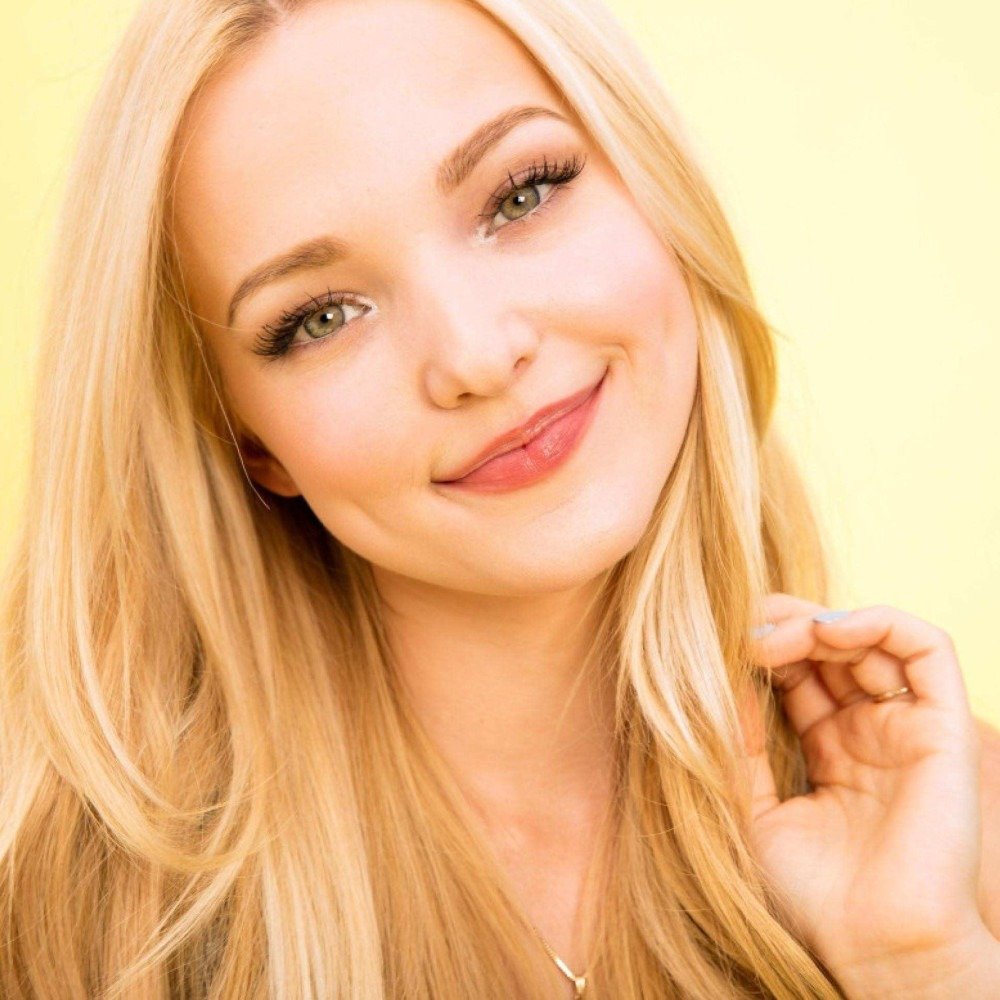 A Ascensão de Dove Cameron: De Estrela Disney a Ícone Pop; Noivado e Vida Pessoal: O Romance de Dove Cameron e Damiano David; Além da Disney: Os Novos Projetos de Atuação de Dove Cameron; Dove Cameron na Música: O Sucesso de 'Alchemical' e Singles Marcantes; Estilo e Identidade: A Evolução de Moda e a Bissexualidade de Dove Cameron