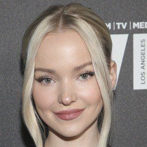 A Ascensão de Dove Cameron: De Estrela Disney a Ícone Pop; Noivado e Vida Pessoal: O Romance de Dove Cameron e Damiano David; Além da Disney: Os Novos Projetos de Atuação de Dove Cameron; Dove Cameron na Música: O Sucesso de 'Alchemical' e Singles Marcantes; Estilo e Identidade: A Evolução de Moda e a Bissexualidade de Dove Cameron