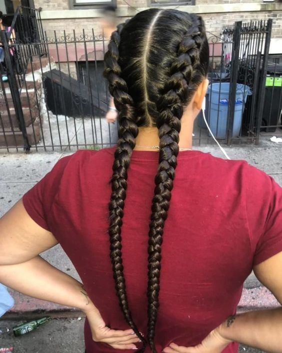 5 Ideias de Títulos para um Artigo sobre Duas Tranças:
1. Duas Tranças: O Guia Completo dos Estilos Mais Populares
2. Aprenda a Fazer Duas Tranças Perfeitas: Tutoriais e Dicas
3. Trança Boxeadora vs. Trança Embutida Dupla: Qual Escolher?
4. Trancinhas Frontais e Twist: Penteados Versáteis para o Dia a Dia
5. Transforme seu Look com Duas Tranças: Inspirações e Passo a Passo