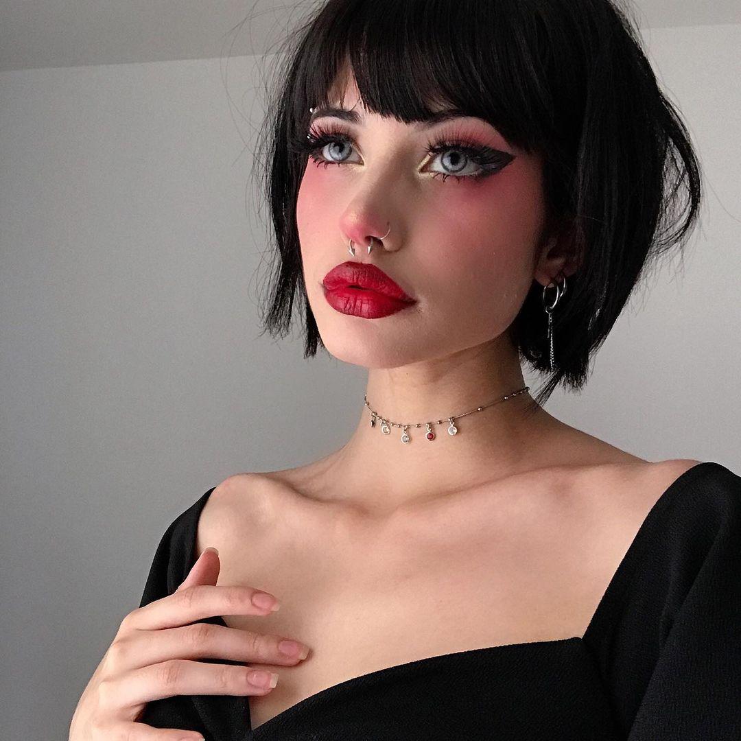 A Evolução da E-girl: De Insulto Gamer a Fenômeno da Internet