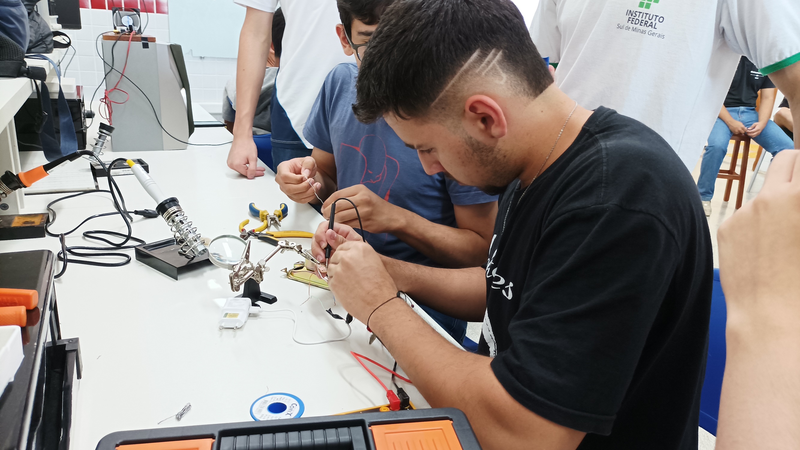 Eletroeletrônica vs. Eletrotécnica: Qual a Melhor Escolha para Sua Carreira?