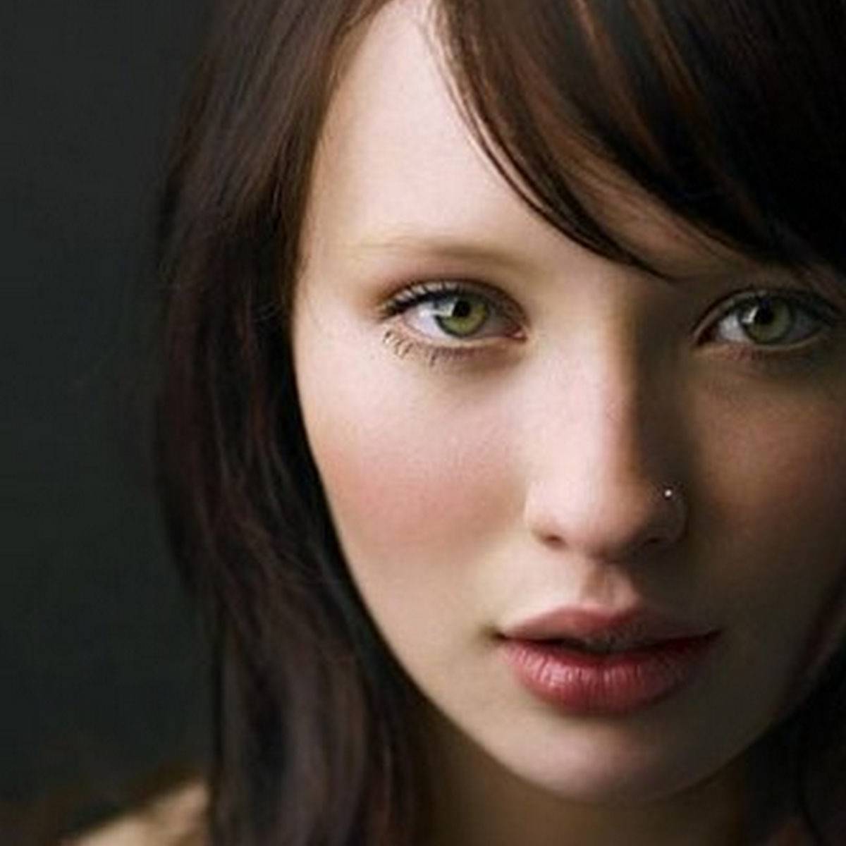 Curiosidades Inéditas sobre Emily Browning: Da Recusa em Crepúsculo ao Casamento