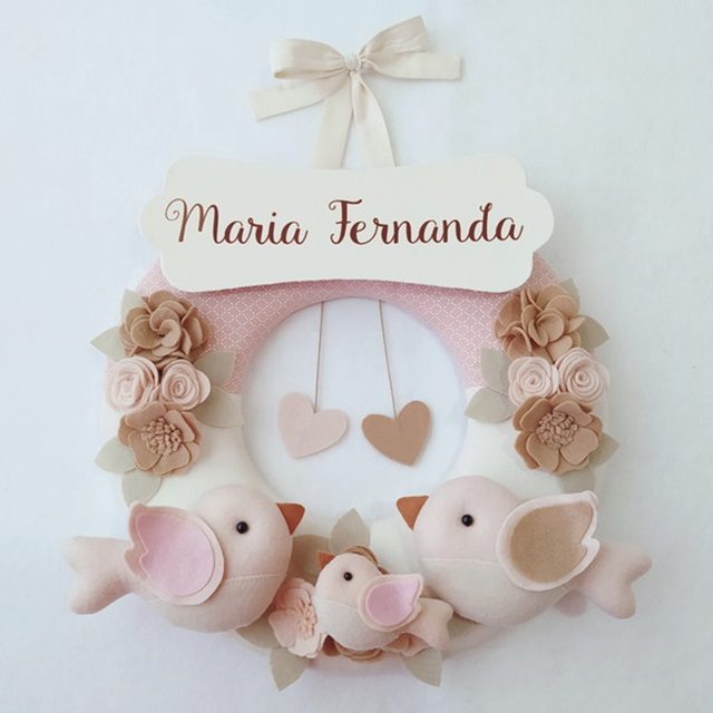 5 ideias de títulos:
1. Enfeite de Porta Maternidade: Tendências e Modelos para 2026
2. Como Escolher o Tamanho Perfeito para o Seu Enfeite de Porta Maternidade
3. Guia Completo: Materiais e Estilos de Enfeites de Porta Maternidade
4. Decoração de Maternidade: A Cor Rose e a Natureza em Alta
5. Onde Comprar Enfeites de Porta Maternidade: Marketplaces e Ateliês