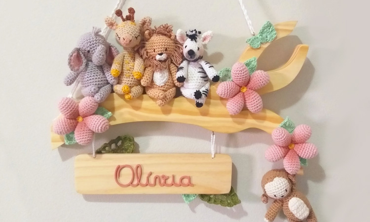 5 ideias de títulos:
1. Enfeite de Porta Maternidade: Tendências e Modelos para 2026
2. Como Escolher o Tamanho Perfeito para o Seu Enfeite de Porta Maternidade
3. Guia Completo: Materiais e Estilos de Enfeites de Porta Maternidade
4. Decoração de Maternidade: A Cor Rose e a Natureza em Alta
5. Onde Comprar Enfeites de Porta Maternidade: Marketplaces e Ateliês