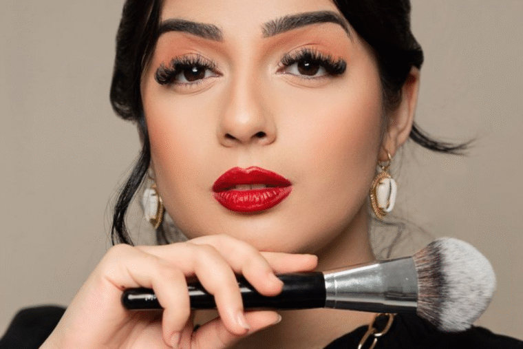 erros comuns na maquiagem que envelhecem o rosto