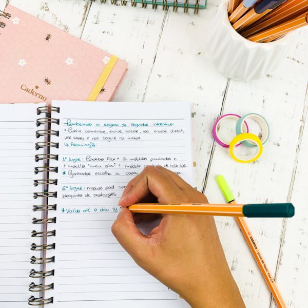 5 ideias de títulos:
1. Escrever à Mão: O Superpoder Secreto para Turbinar sua Memória e Criatividade.
2. Desconecte para Conectar: Como a Escrita Manual Melhora seu Foco e Saúde Mental.
3. A Ciência por Trás da Caneta: Por Que Escrever à Mão é Essencial para o Cérebro.
4. Do Caderno para a Vida: Integrando a Escrita Manual na Sua Rotina Diária.
5. Desvendando a Expressão 