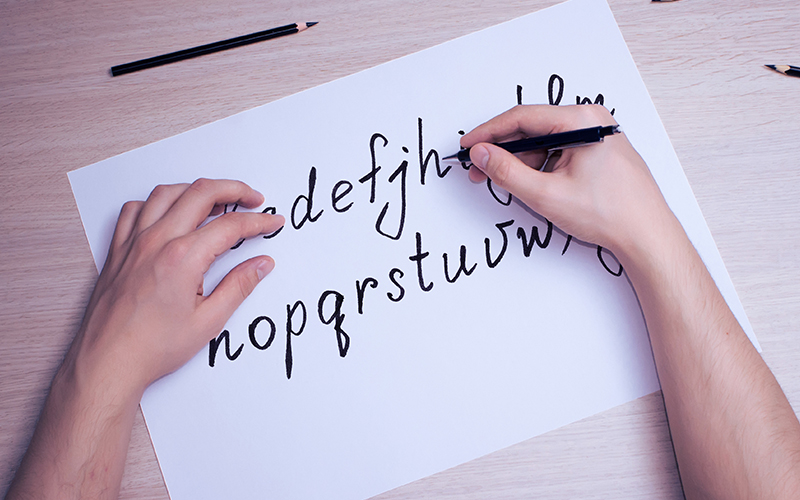 5 ideias de títulos:
1. Escrever à Mão: O Superpoder Secreto para Turbinar sua Memória e Criatividade.
2. Desconecte para Conectar: Como a Escrita Manual Melhora seu Foco e Saúde Mental.
3. A Ciência por Trás da Caneta: Por Que Escrever à Mão é Essencial para o Cérebro.
4. Do Caderno para a Vida: Integrando a Escrita Manual na Sua Rotina Diária.
5. Desvendando a Expressão 