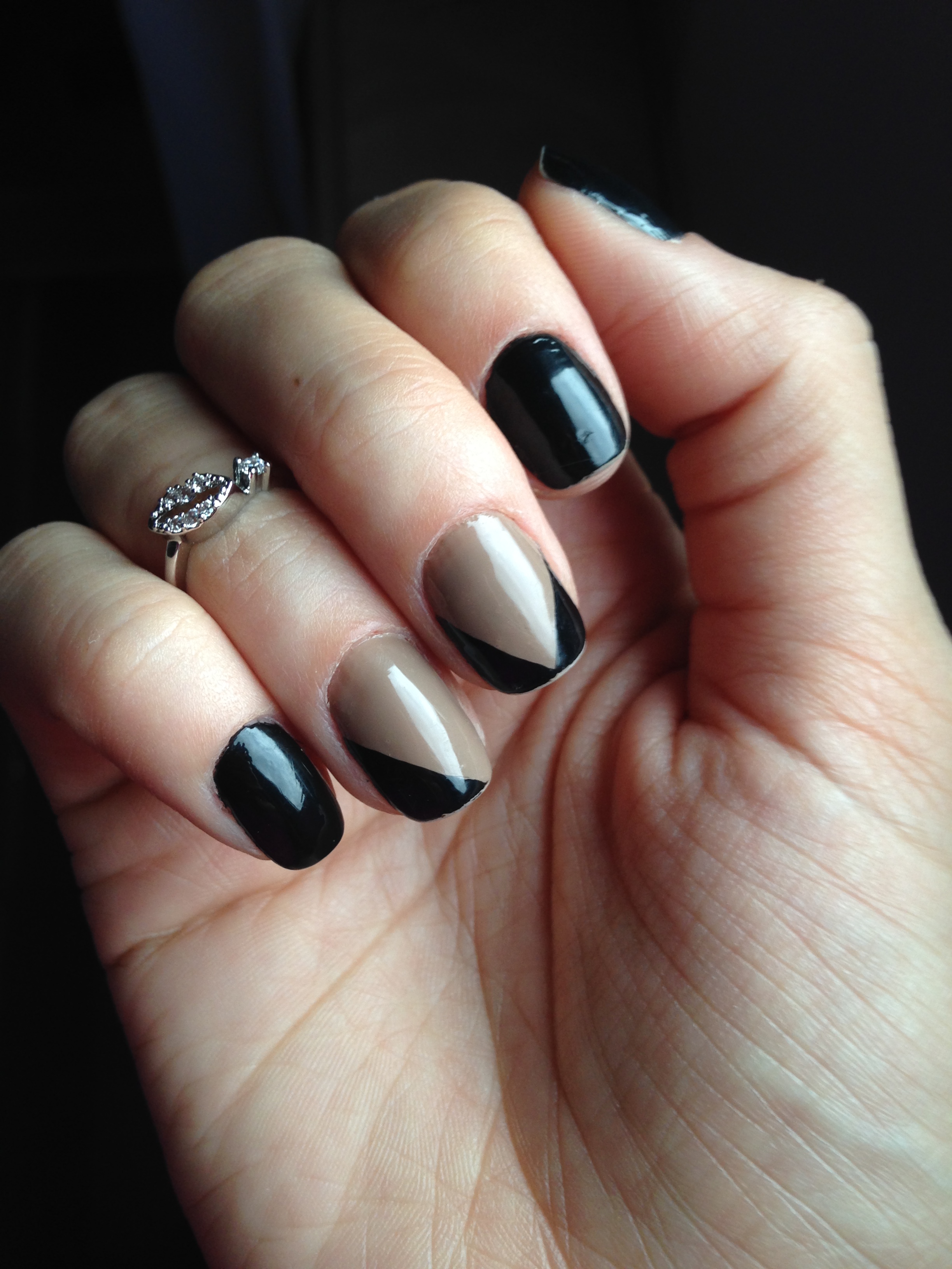 inspiração de manicure com tons de preto e nude