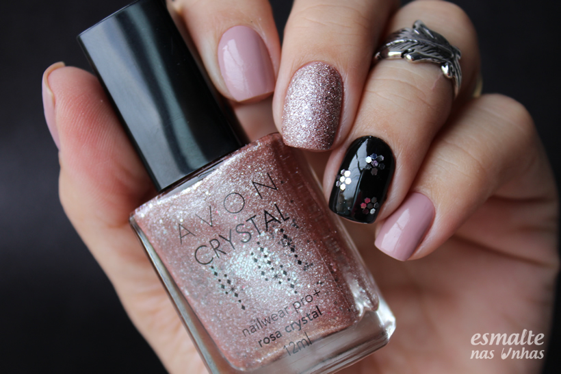 combinações de esmalte preto e nude para unhas