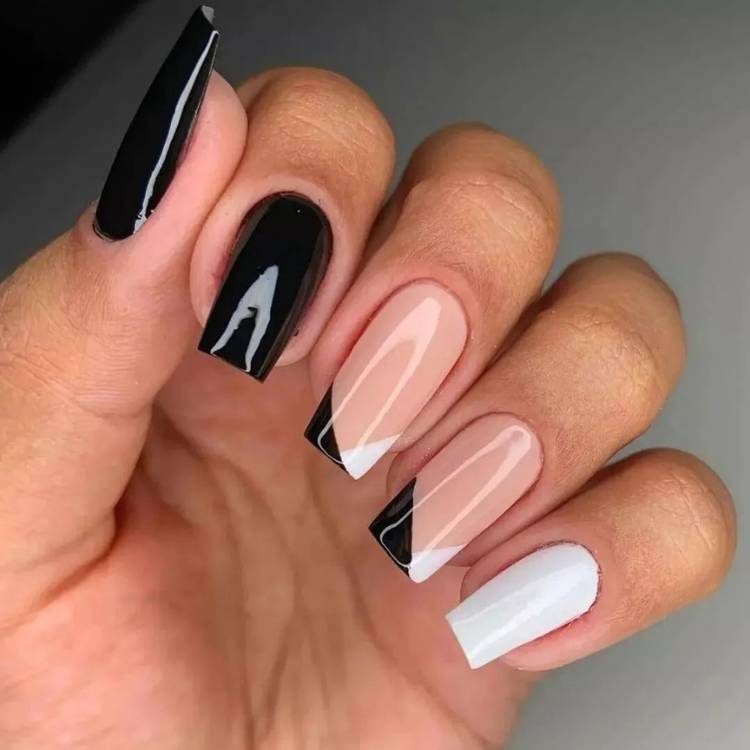 inspiração de manicure com tons de preto e nude