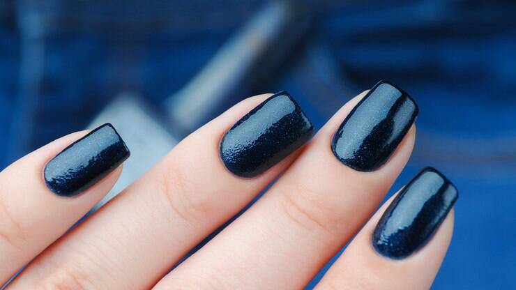 esmalte escuro fortalece as unhas