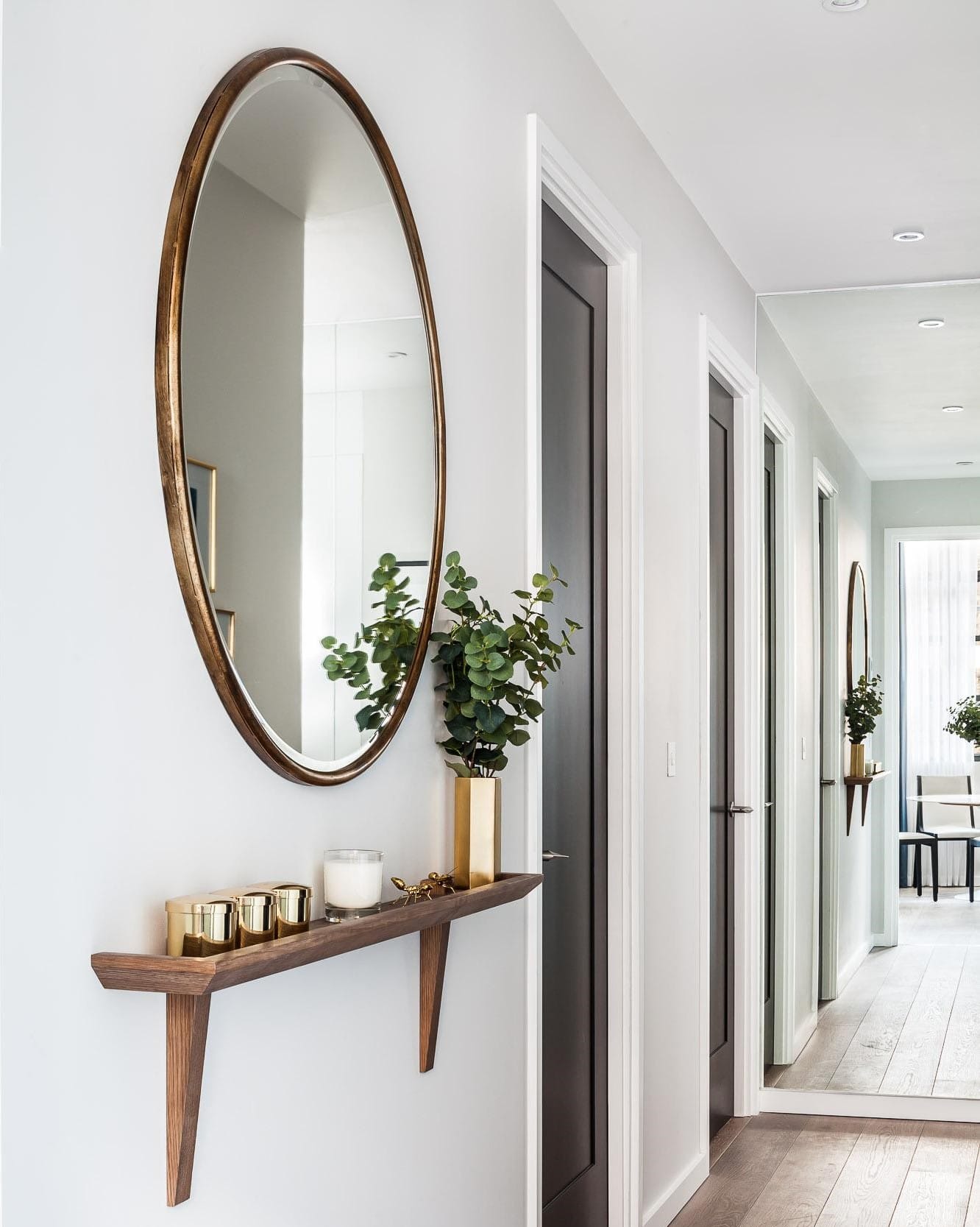 espelho na porta de entrada