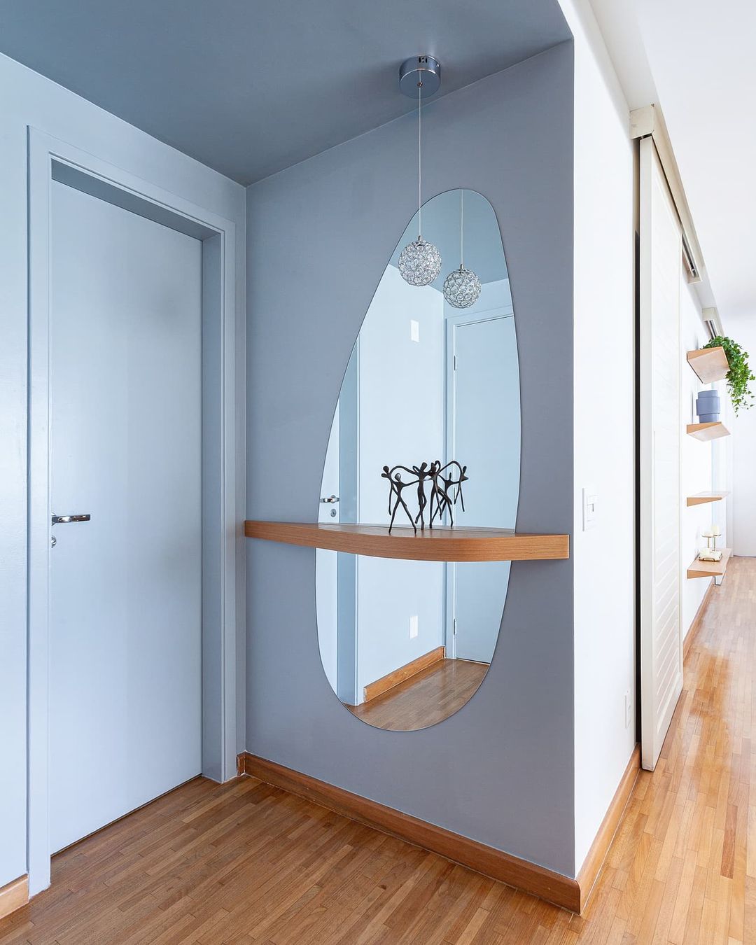 espelho na porta de entrada