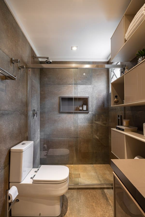 5 ideias de títulos: 1. Os 7 Estilos de Banheiro que Vão Dominar 2025. 2. Banheiro dos Sonhos: Do Minimalista ao Boho Chic. 3. Tendências de Banheiro: Cores