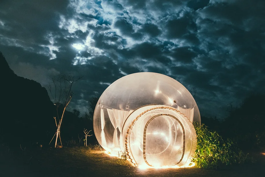Melhores épocas para glamping na Islândia: Aurora Boreal vs. Sol da Meia-Noite