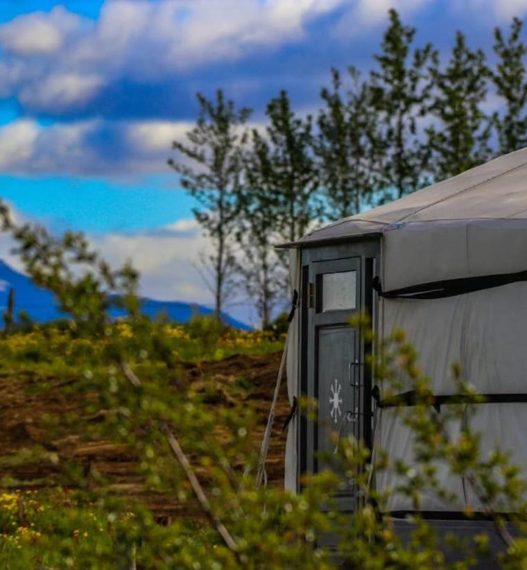 Melhores épocas para glamping na Islândia: Aurora Boreal vs. Sol da Meia-Noite