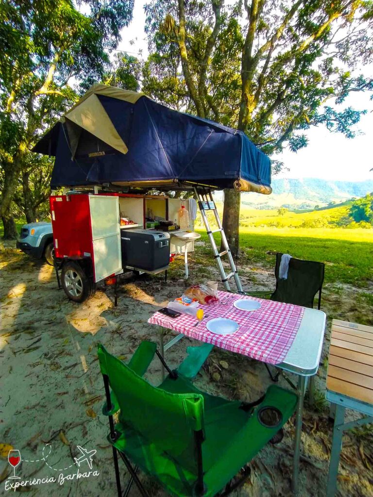 Melhores épocas para glamping na Islândia: Aurora Boreal vs. Sol da Meia-Noite