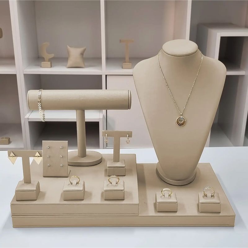 Kit Expositor para Joias em Corino Branco Alto (5 Peças)