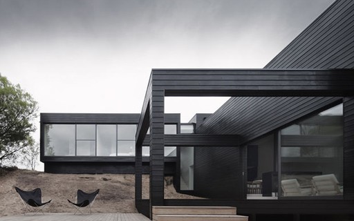 Iluminação Estratégica para Fachadas Escuras: Destaque e Segurança