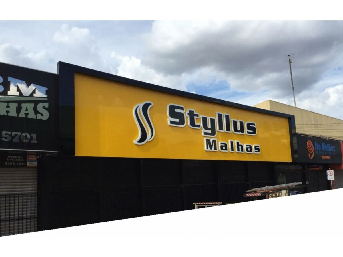 Como Combinar Madeira e Vidro em Fachadas Pretas Modernas