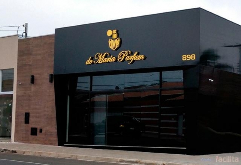 Guia Completo de Revestimentos Duráveis para Fachadas Pretas: ACM