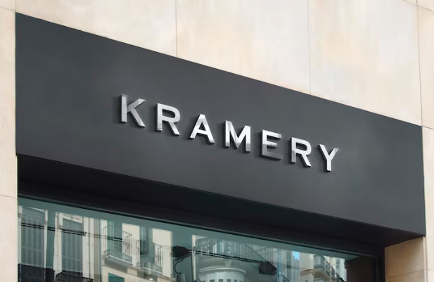 Iluminação Estratégica para Fachadas Escuras: Destaque e Segurança