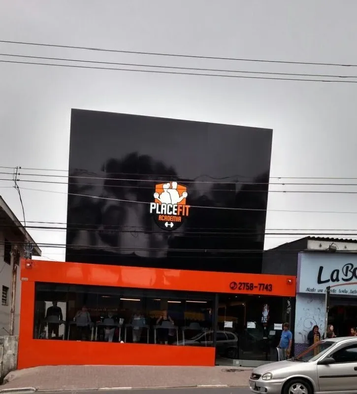 Como Combinar Madeira e Vidro em Fachadas Pretas Modernas