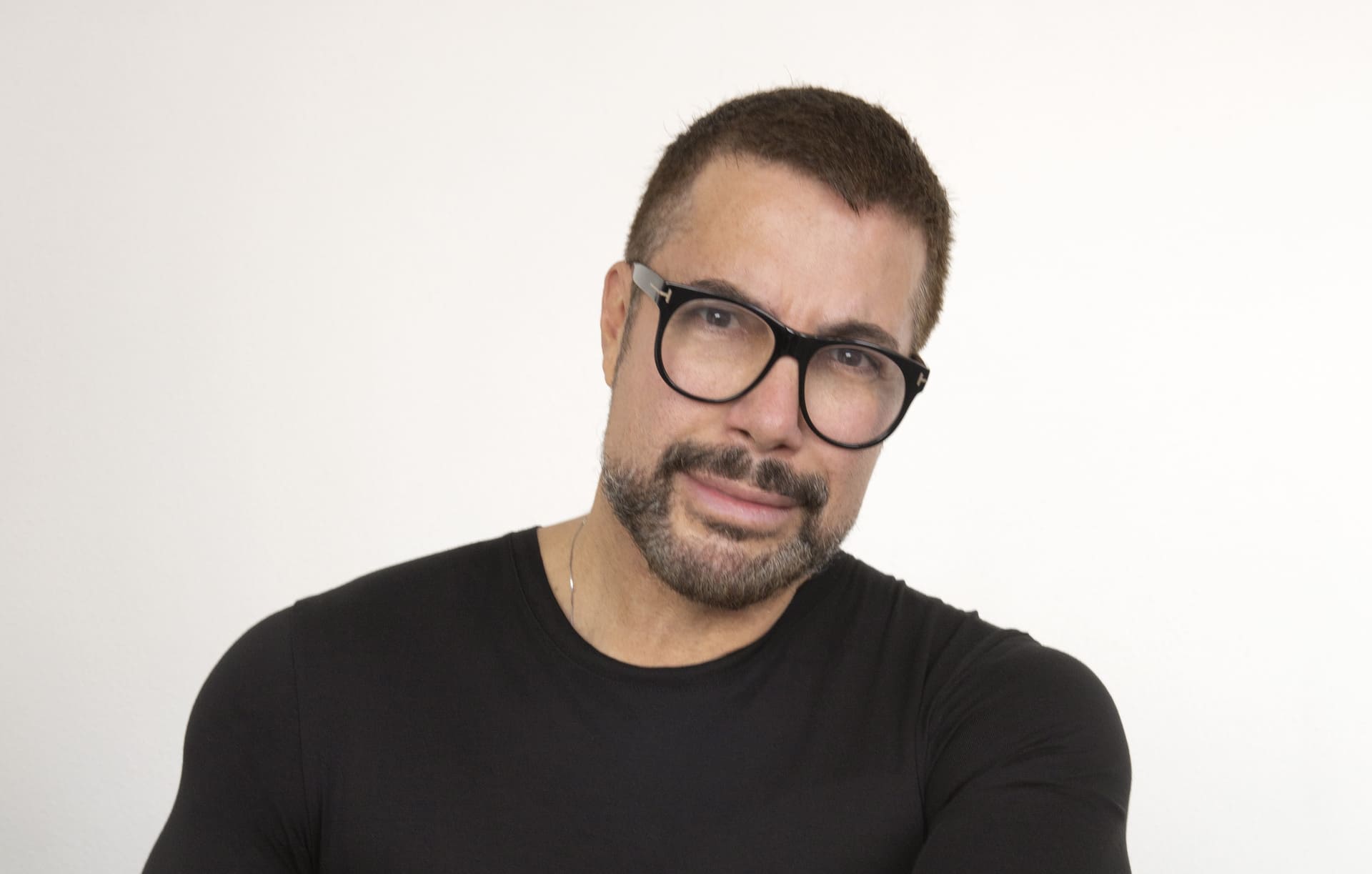 5 ideias de títulos:
1. A Jornada de Fernando Torquatto: Do Maquiador das Estrelas ao Embaixador Global.
2. Desvendando os Segredos de Beleza de Fernando Torquatto: Dicas e Tutoriais.
3. Fernando Torquatto: Mais que Maquiagem