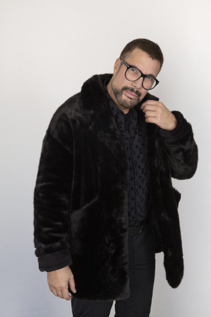 5 ideias de títulos:
1. A Jornada de Fernando Torquatto: Do Maquiador das Estrelas ao Embaixador Global.
2. Desvendando os Segredos de Beleza de Fernando Torquatto: Dicas e Tutoriais.
3. Fernando Torquatto: Mais que Maquiagem