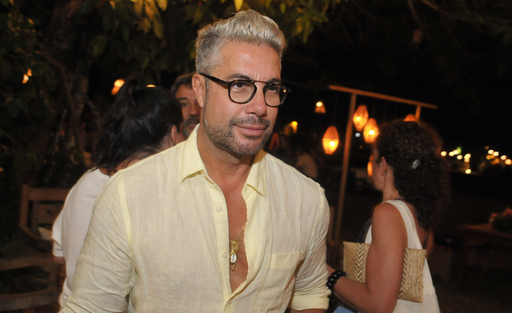 5 ideias de títulos:
1. A Jornada de Fernando Torquatto: Do Maquiador das Estrelas ao Embaixador Global.
2. Desvendando os Segredos de Beleza de Fernando Torquatto: Dicas e Tutoriais.
3. Fernando Torquatto: Mais que Maquiagem