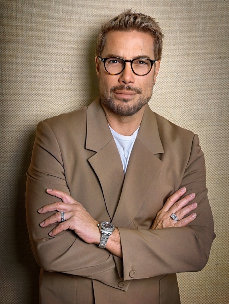 5 ideias de títulos:
1. A Jornada de Fernando Torquatto: Do Maquiador das Estrelas ao Embaixador Global.
2. Desvendando os Segredos de Beleza de Fernando Torquatto: Dicas e Tutoriais.
3. Fernando Torquatto: Mais que Maquiagem