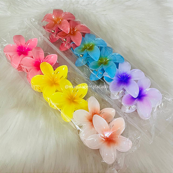 Penteados com Flores: 5 Ideias Elegantes para Cabelos Cacheados e Lisos