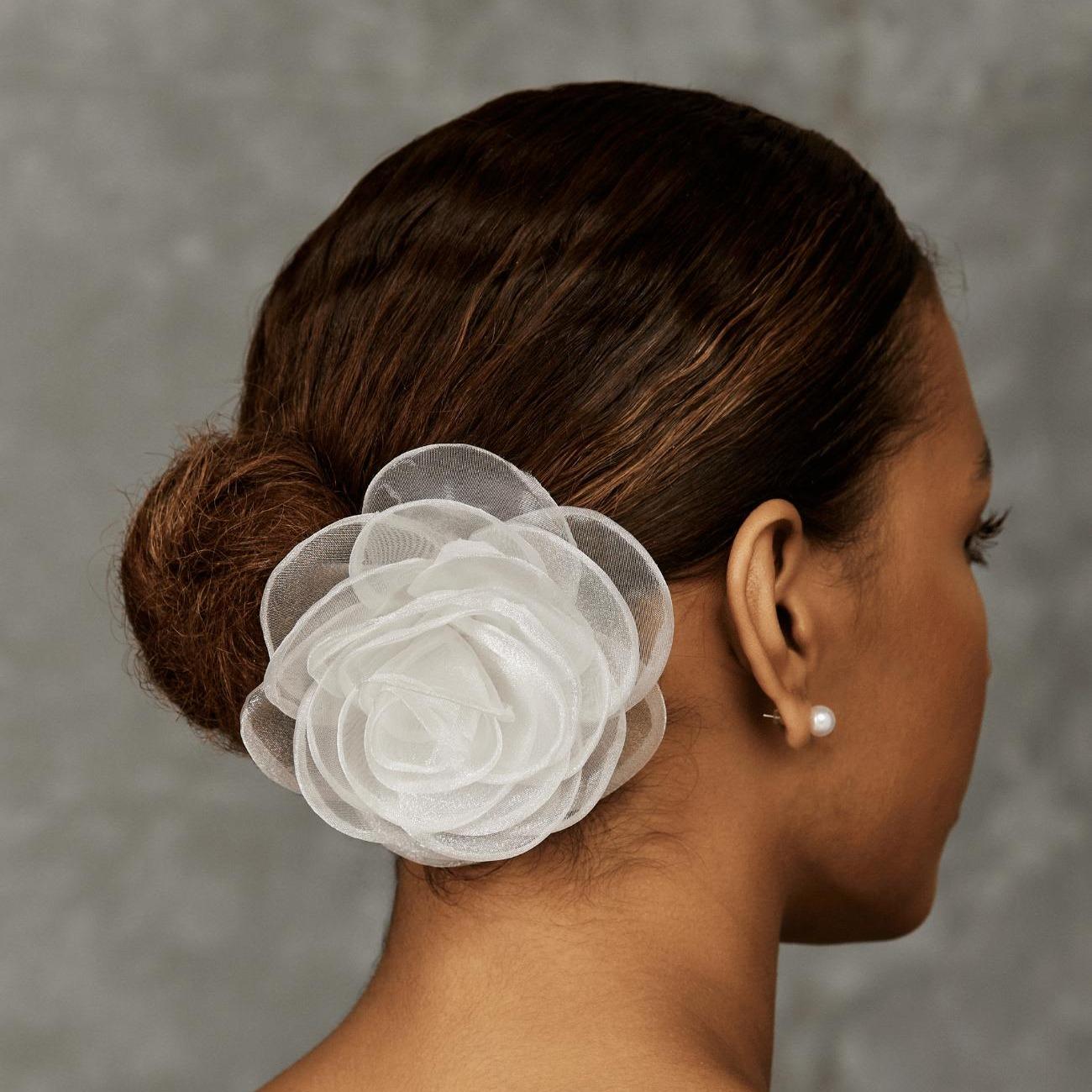 Penteados com Flores: 5 Ideias Elegantes para Cabelos Cacheados e Lisos