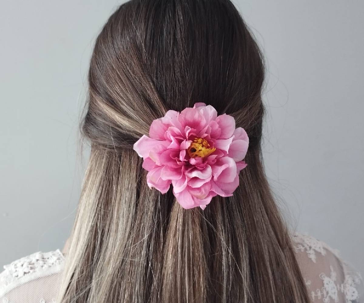 Penteados com Flores: 5 Ideias Elegantes para Cabelos Cacheados e Lisos