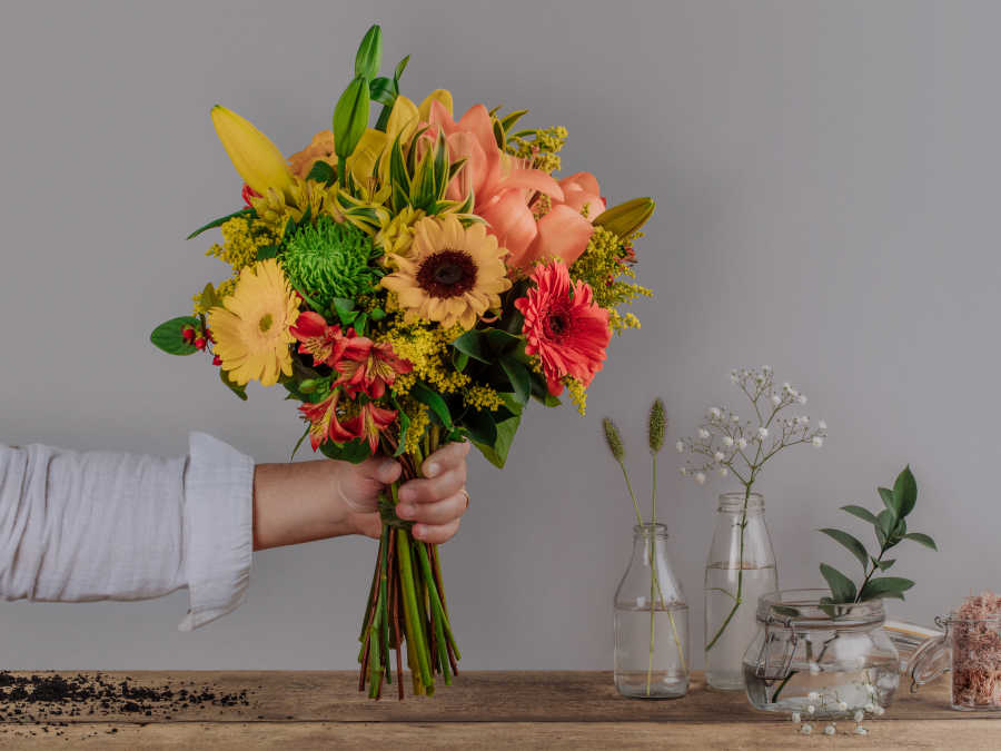 5 Ideias de Arranjos Florais para Presentear Homens
Como Escolher a Flor Perfeita para o Homem Ideal
O Significado das Cores das Flores na Perspectiva Masculina
Kits de Presente com Flores: A Combinação Perfeita para Ele
Tendências em Flores para Ambientes Masculinos