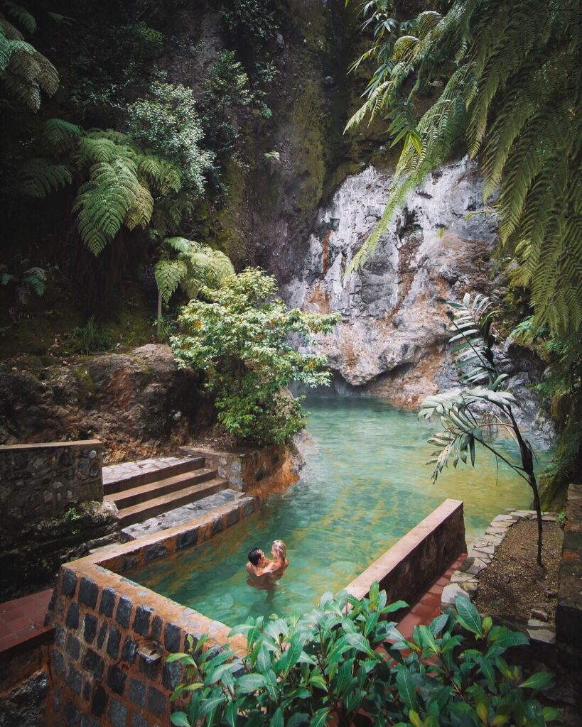 1. As 10 Melhores Fontes Termais do Brasil para Relaxar
2. Águas Termais: Benefícios Comprovados para a Saúde Física e Mental
3. Guia Completo de Caldas Novas e Rio Quente: O Paraíso das Águas Termais
4. Como as Águas Termais Podem Ajudar no Tratamento de Condições de Pele
5. Destinos Sulistas com Águas Termais: Uma Opção de Lazer e Bem-Estar