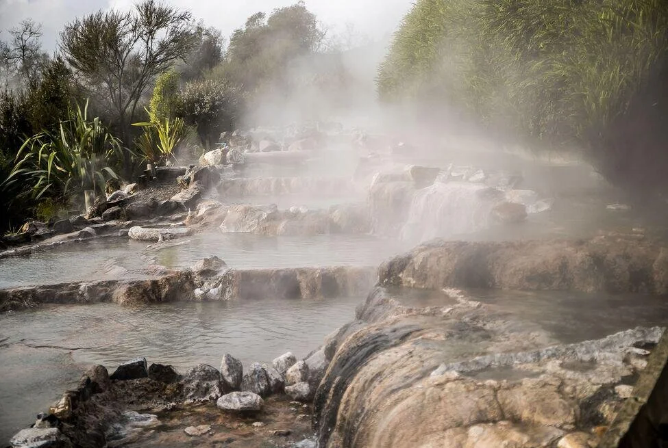 1. As 10 Melhores Fontes Termais do Brasil para Relaxar
2. Águas Termais: Benefícios Comprovados para a Saúde Física e Mental
3. Guia Completo de Caldas Novas e Rio Quente: O Paraíso das Águas Termais
4. Como as Águas Termais Podem Ajudar no Tratamento de Condições de Pele
5. Destinos Sulistas com Águas Termais: Uma Opção de Lazer e Bem-Estar