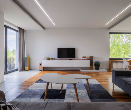 Modelos de sancas e rasgos de luz para um teto moderno