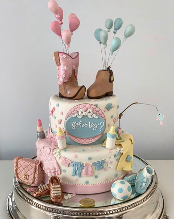 como decorar um bolo de chá revelação com flores comestíveis