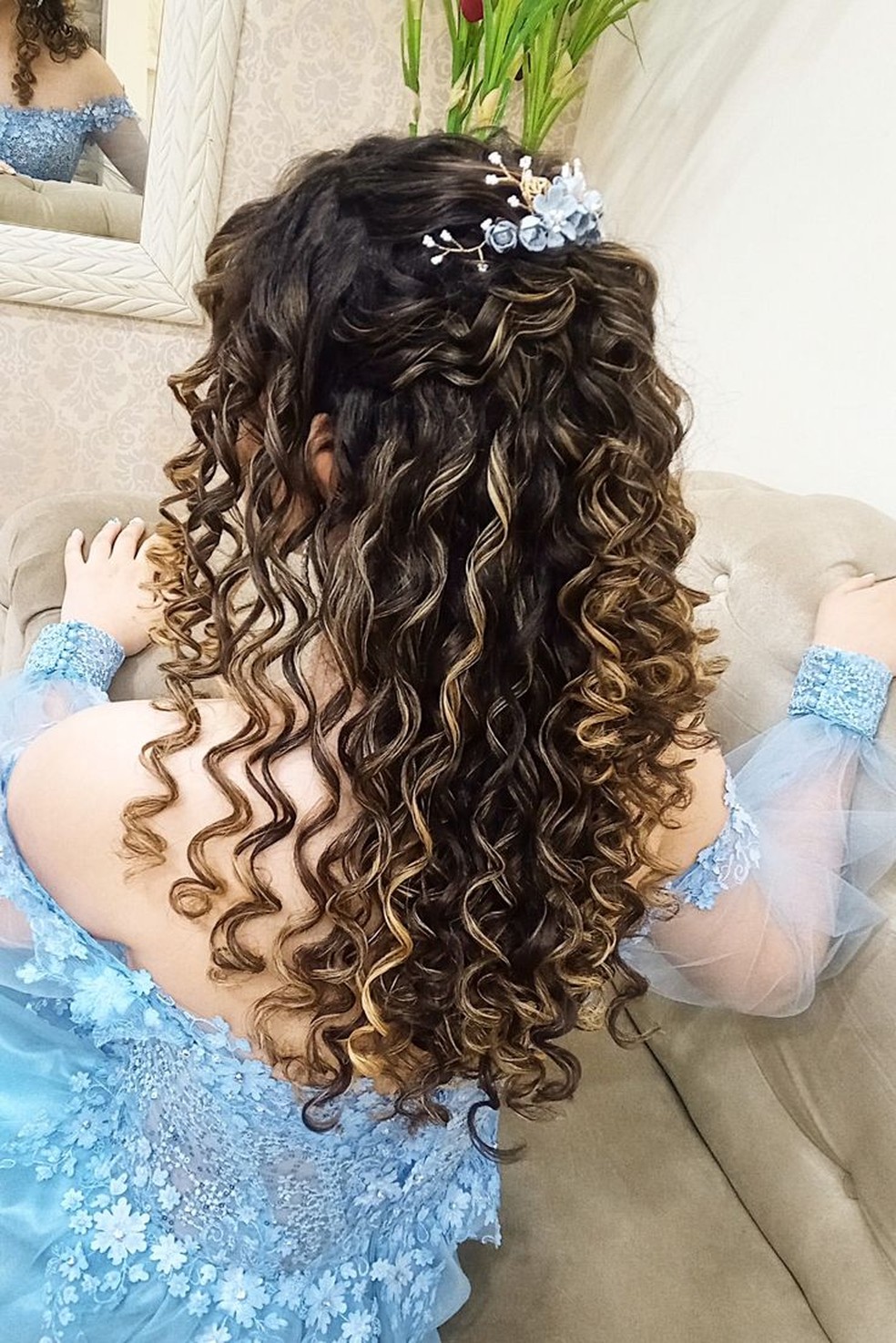 penteados para cabelo cacheado com coque