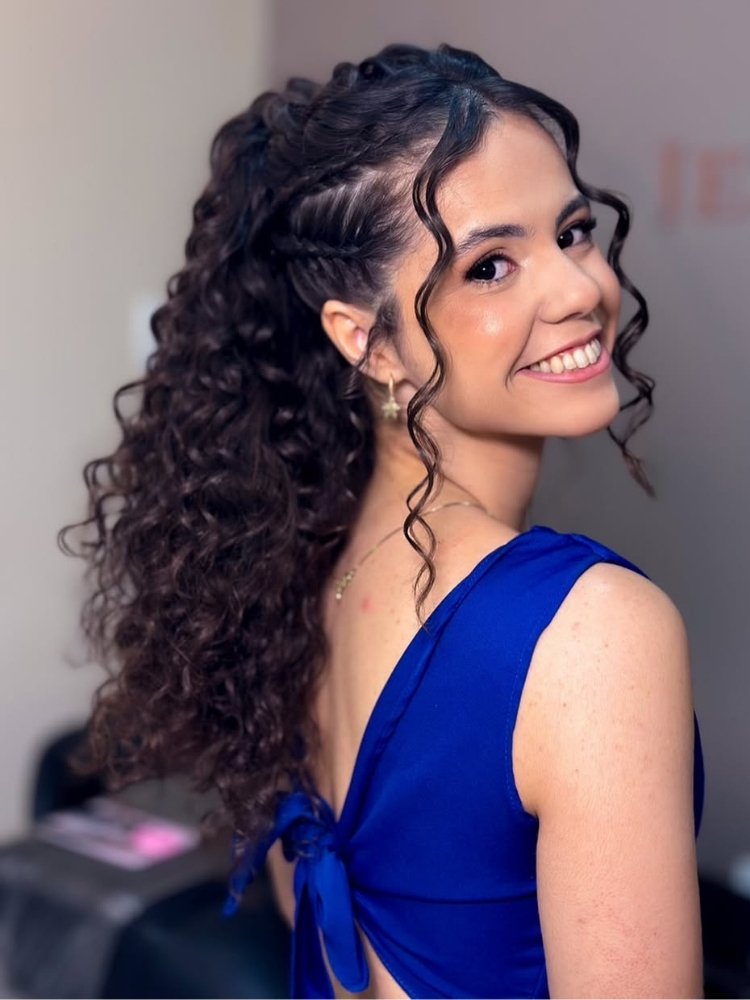 penteados para cabelo cacheado para formatura