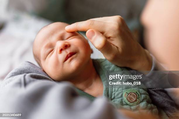 melhores poses para fotos de bebê recém-nascido