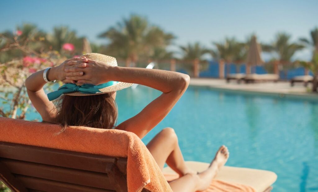 fotos de biquíni na piscina de costas