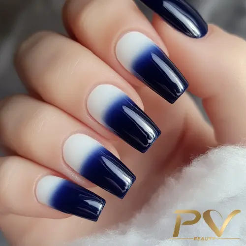 unha em gel azul fosco