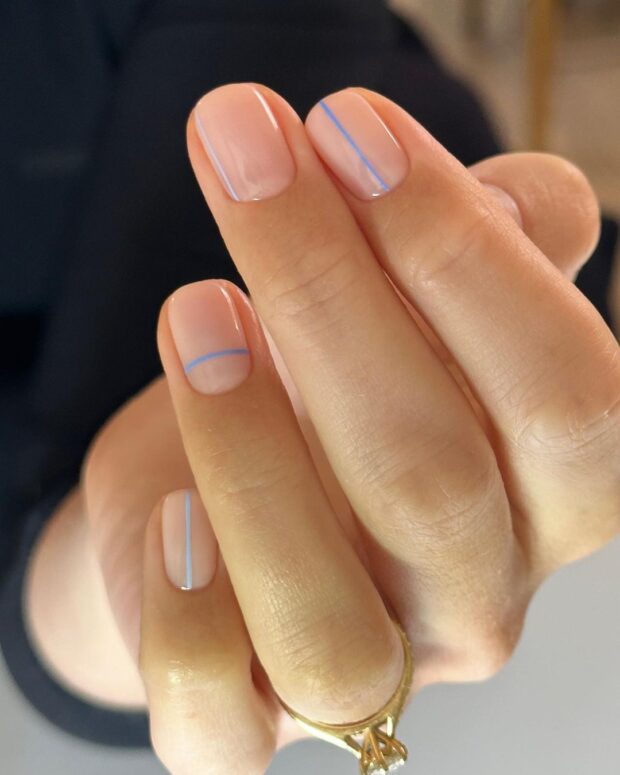 unha em gel azul brilhante