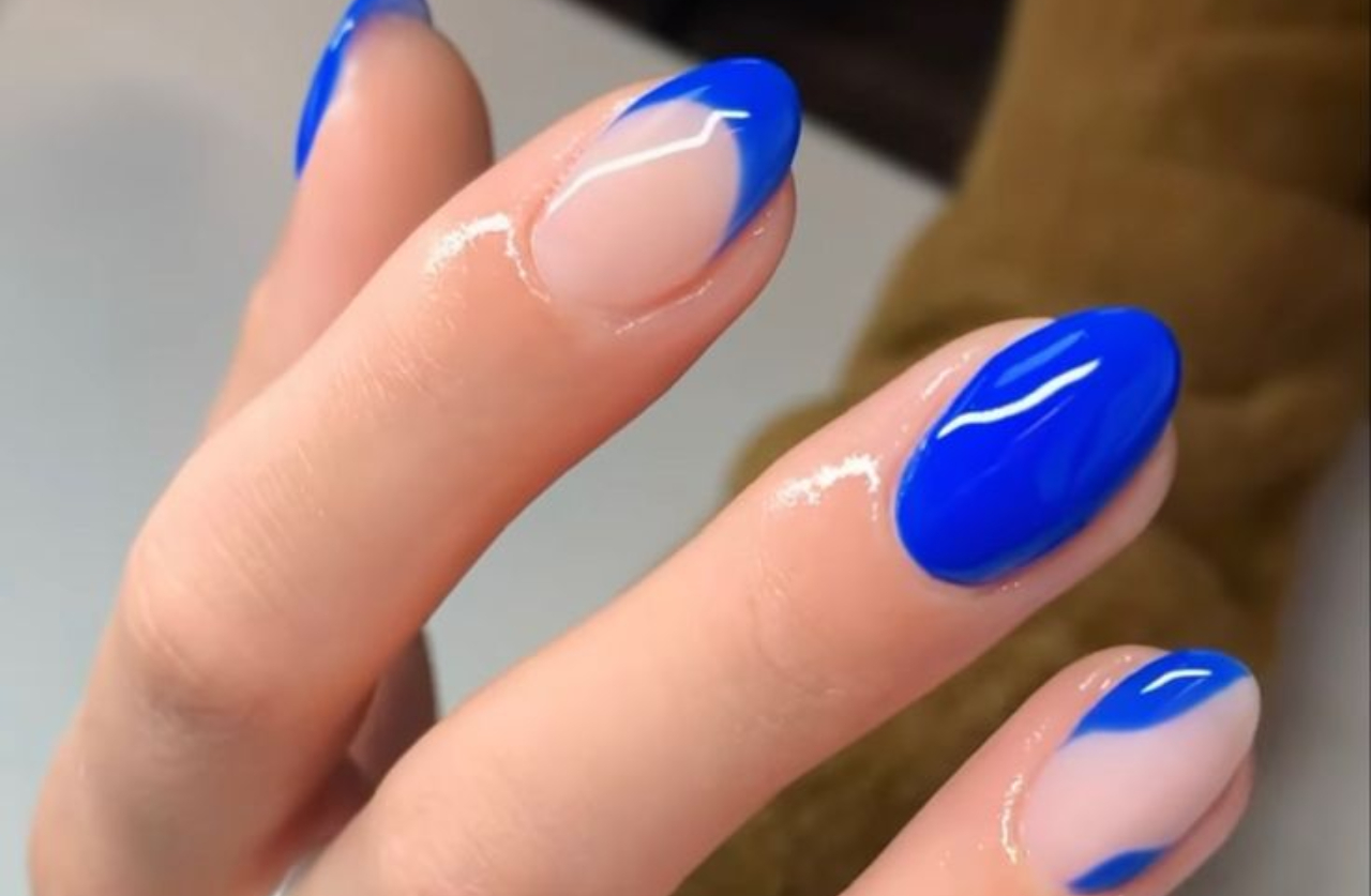 unha em gel azul amendoada